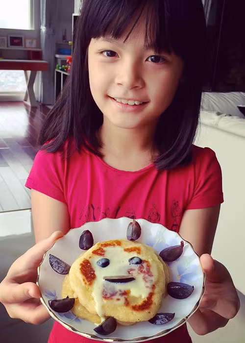 Nhóc tì "Bố ơi! Mình đi đâu thế?" khoe chiếc bánh do bé tự tay trang trí.