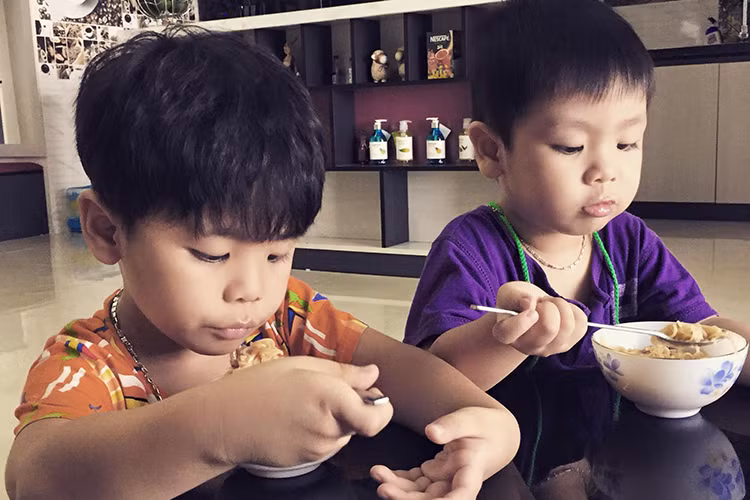 Bé Nhật Minh - cậu con trai thứ ba của MC Phan Anh có tên thân mật là Pooh.