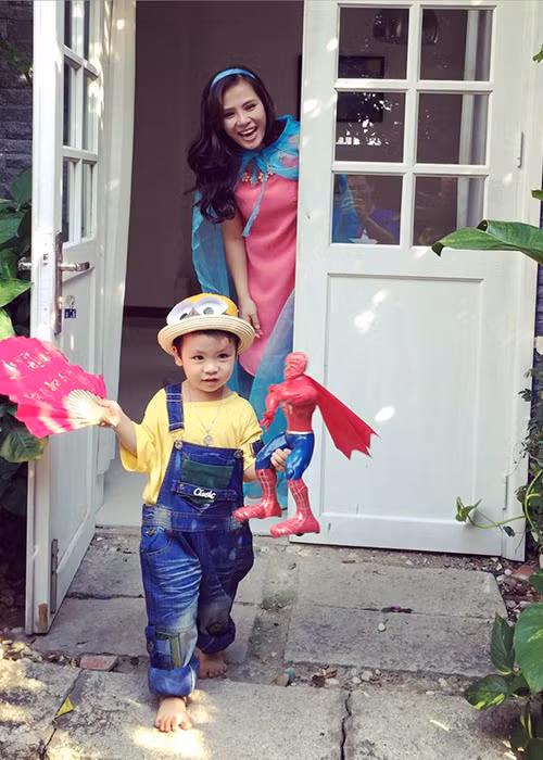 Bé Pooh bụ bẫm và dễ thương. Theo chia sẻ của Phan Anh, cậu nhóc khá hiếu động và thích màu hồng.