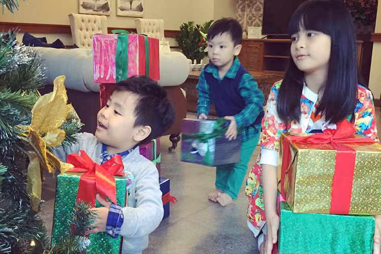 Bé Bảo Anh, Bảo Minh và Nhật Minh cùng nhau chuẩn bị những món quà cho dịp Giáng sinh. Cả ba đều vô cùng đáng yêu, dễ thương.