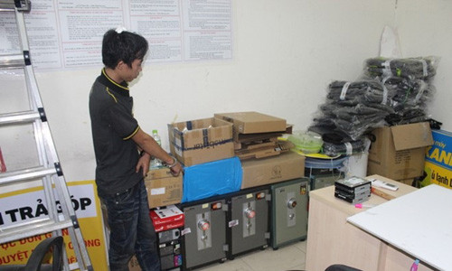 Nghi can và hiện trường vụ trộm cắp (Ảnh: Công an cung cấp)