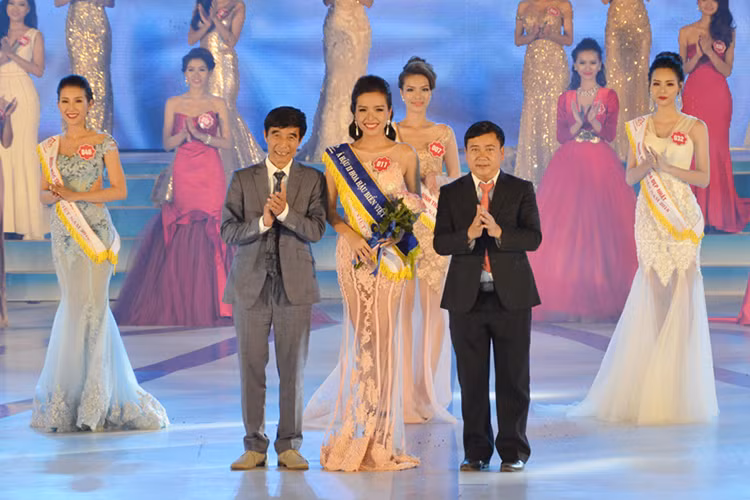 Ngoài danh hiệu Á hậu 2, Khánh Phương còn giành được giải thưởng phụ “Người đẹp thân thiện”. (Ảnh: Báo Quảng Ninh)