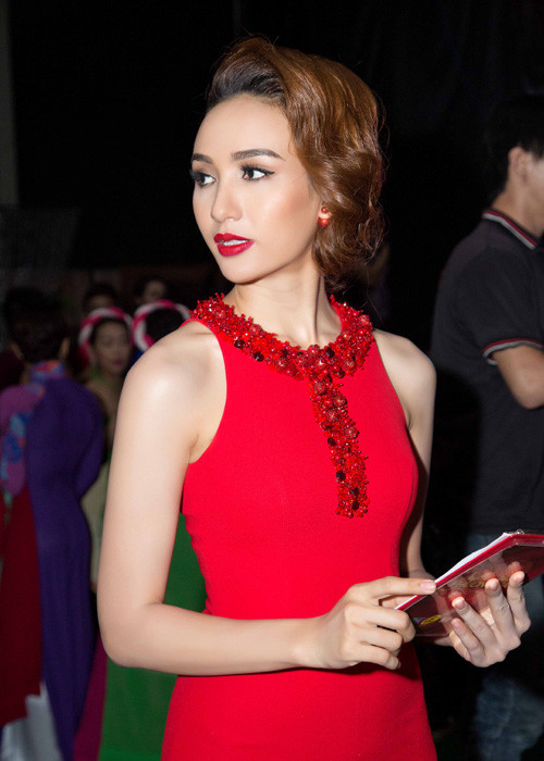 Người đẹp đã chuẩn bị từng bộ trang phục để phù hợp với chủ đề của chương trình, từ áo dài đến áo dạ hội, áo bà ba.