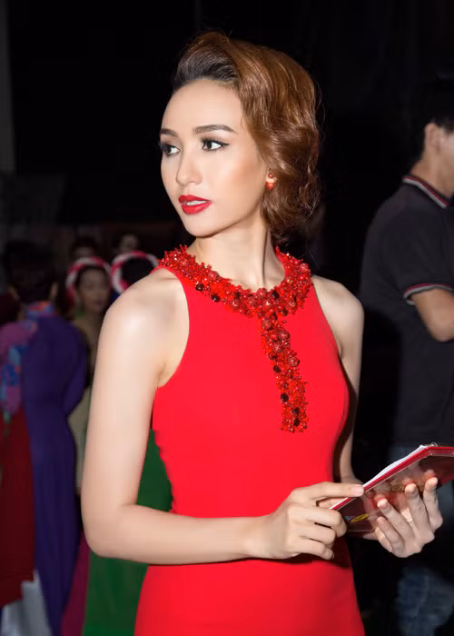 Người đẹp đã chuẩn bị từng bộ trang phục để phù hợp với chủ đề của chương trình, từ áo dài đến áo dạ hội, áo bà ba.