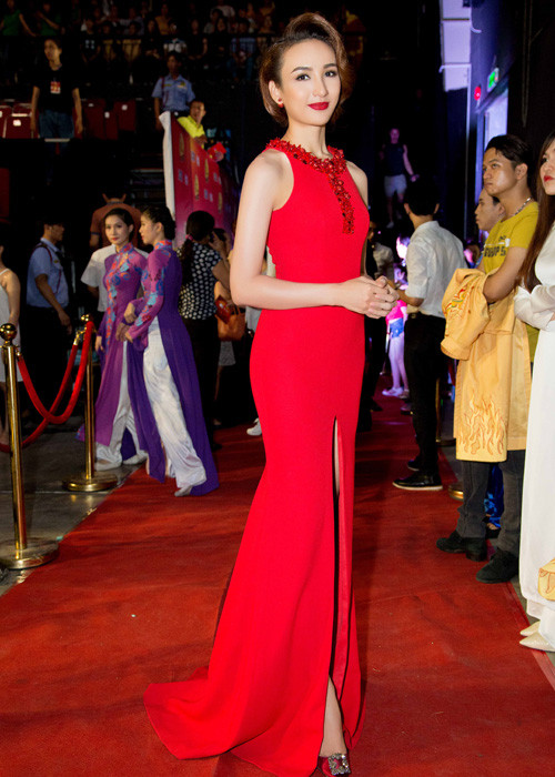 Hoa hậu Du lịch Việt Nam 2008 diện bộ đầm đỏ xẻ đùi cao vô cùng quyến rũ.