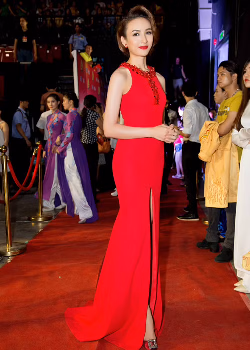 Hoa hậu Du lịch Việt Nam 2008 diện bộ đầm đỏ xẻ đùi cao vô cùng quyến rũ.