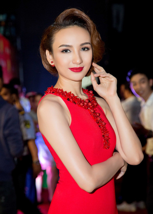 Ngọc Diễm chọn kiểu tóc búi nhẹ nhàng và màu son đỏ đậm tôn thêm nhan sắc mặn mà.