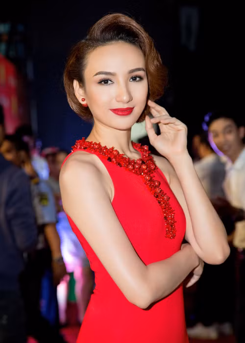 Ngọc Diễm chọn kiểu tóc búi nhẹ nhàng và màu son đỏ đậm tôn thêm nhan sắc mặn mà.