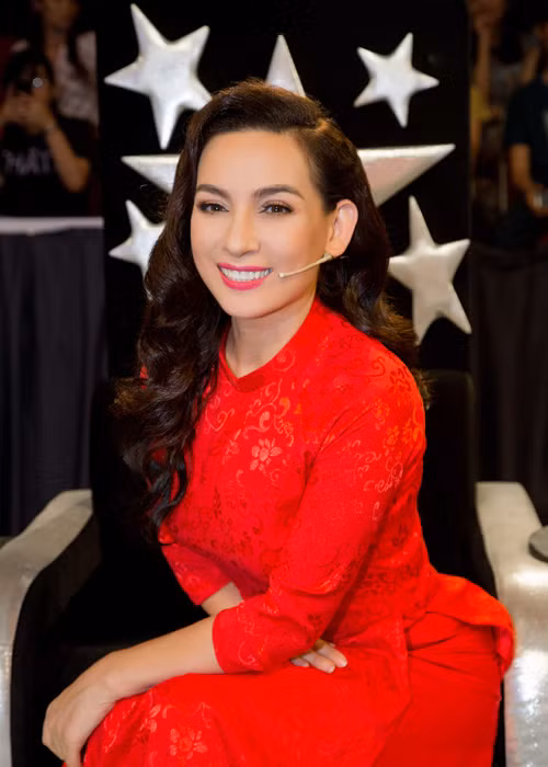 Nữ ca sĩ hải ngoại rạng rỡ trong vai trò giám khảo Ngôi sao phương Nam 2016.