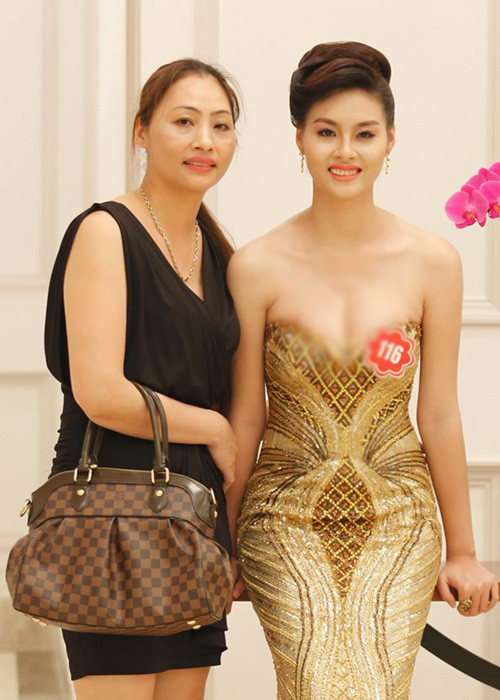 Hoa hậu Phạm Thùy Trang hạnh phúc bên mẹ khi tham gia cuộc thi Hoa hậu Việt Nam 2014. (Ảnh: Tiền Phong)