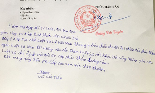 Vũ Văn Tiến viết yêu cầu luật sư bào chữa.