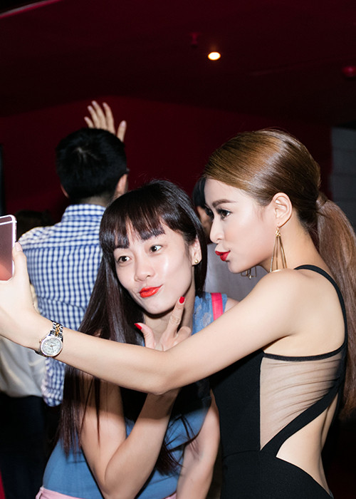 Nữ ca sĩ cũng tỏ ra rất thân thiện và gần gũi với fans.