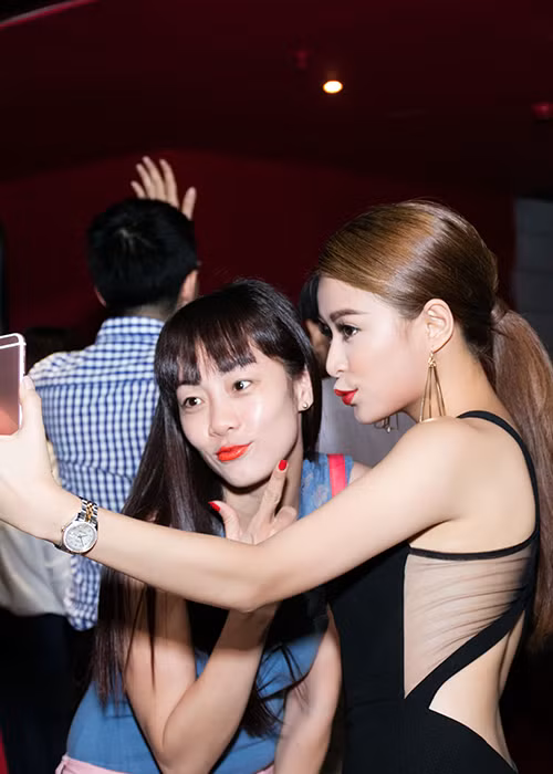 Nữ ca sĩ cũng tỏ ra rất thân thiện và gần gũi với fans.