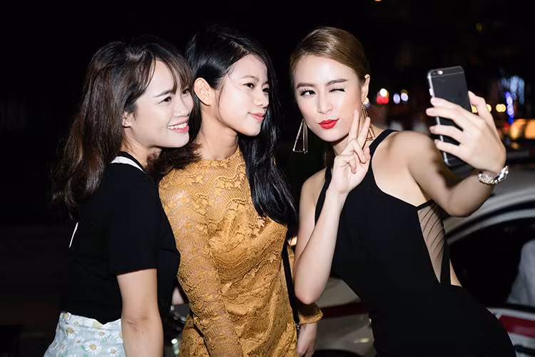 Sự thân thiện của Hoàng Thùy Linh giúp cô ghi thêm điểm trong mắt người hâm mộ.