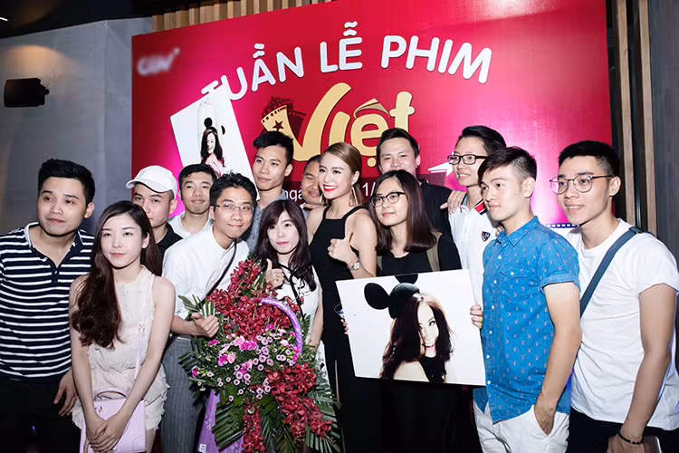 Rất đông người hâm mộ vây lấy Hoàng Thùy Linh và xin chụp ảnh kỷ niệm cùng thần tượng.