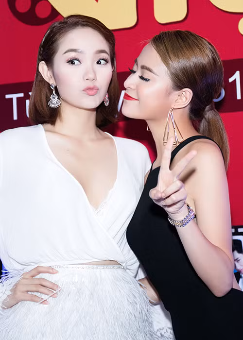 Hoàng Thùy Linh và Minh Hằng nhí nhảnh chụp ảnh cùng nhau. Ở ngoài đời, cả hai là bạn bè khá thân thiết.