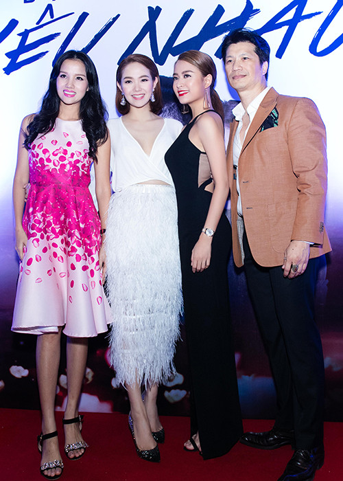 Dù bận rộn với công việc nhưng giọng ca "Rơi" vẫn đến chúc mừng cô bạn thân Minh Hằng và ê-kíp đoàn làm phim "Bao giờ có yêu nhau".