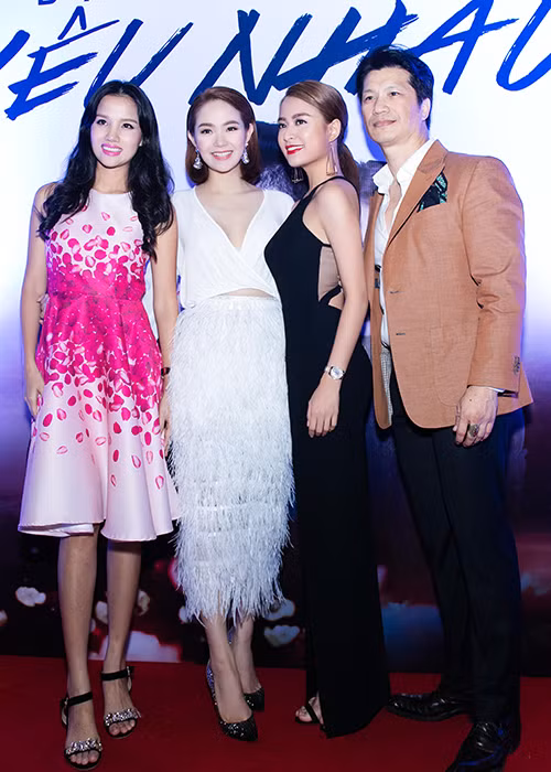 Dù bận rộn với công việc nhưng giọng ca "Rơi" vẫn đến chúc mừng cô bạn thân Minh Hằng và ê-kíp đoàn làm phim "Bao giờ có yêu nhau".