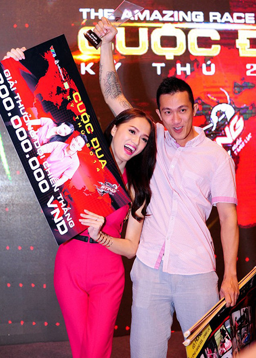 Nữ ca sĩ chuyển giới từng vỡ òa trong hạnh phúc khi Criss Lai đã bí mật bay về từ Canada để chia sẻ niềm vui chiến thắng “Cuộc đua kỳ thú” 2014 cùng bạn gái. (Ảnh: Zing) 