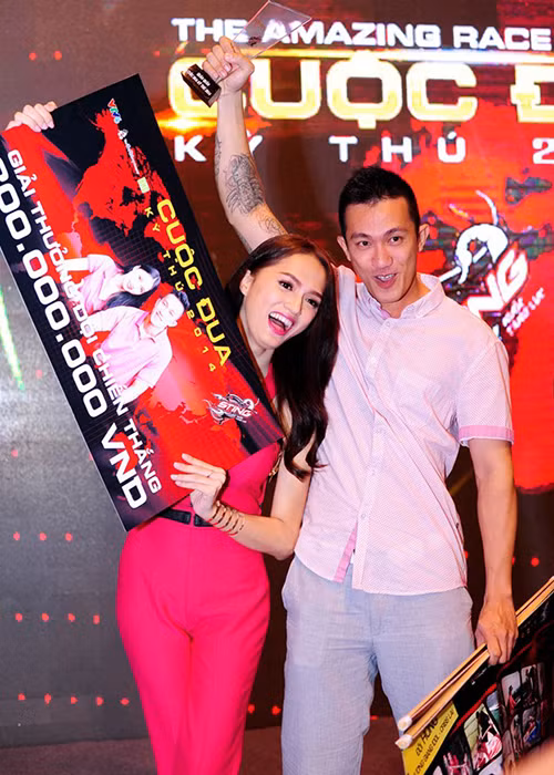 Nữ ca sĩ chuyển giới từng vỡ òa trong hạnh phúc khi Criss Lai đã bí mật bay về từ Canada để chia sẻ niềm vui chiến thắng “Cuộc đua kỳ thú” 2014 cùng bạn gái. (Ảnh: Zing) 