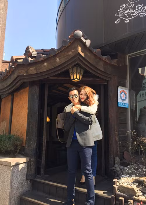 Trong khi đó, tiếp xúc với báo chí truyền thông, bạn trai Hương Giang Idol từng chia sẻ, anh không cảm thấy ái ngại vì người yêu từng có cùng giới tính. (Ảnh: FBNV) 