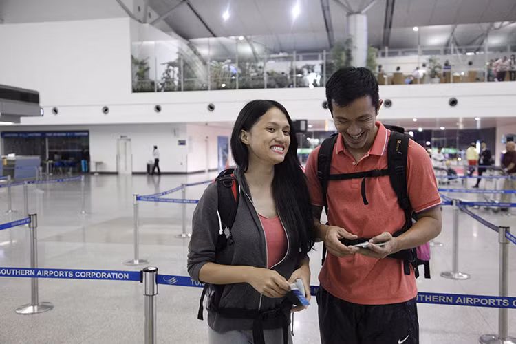  Hương Giang Idol và Criss Lai gặp gỡ khi cùng tham gia “Cuộc đua kỳ thú” 2014. Trong chương trình, nữ ca sĩ chuyển giới và chàng Việt kiều là một trong những cặp đôi kết hợp ăn ý với nhau nhất. (Ảnh: VTV) 