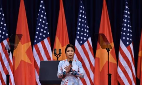 Bi che khi hat Quoc ca truoc ong Obama My Linh noi gi