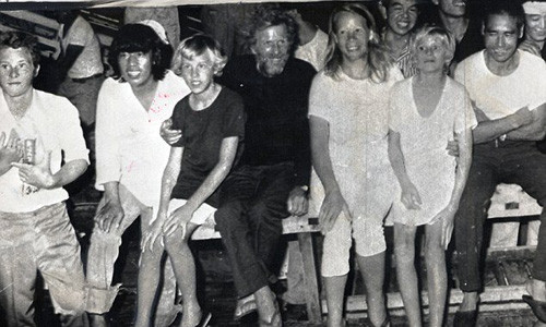 Gia đình Robertson và thuyền viên Nhật.