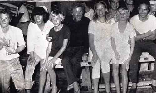 Gia đình Robertson và thuyền viên Nhật.