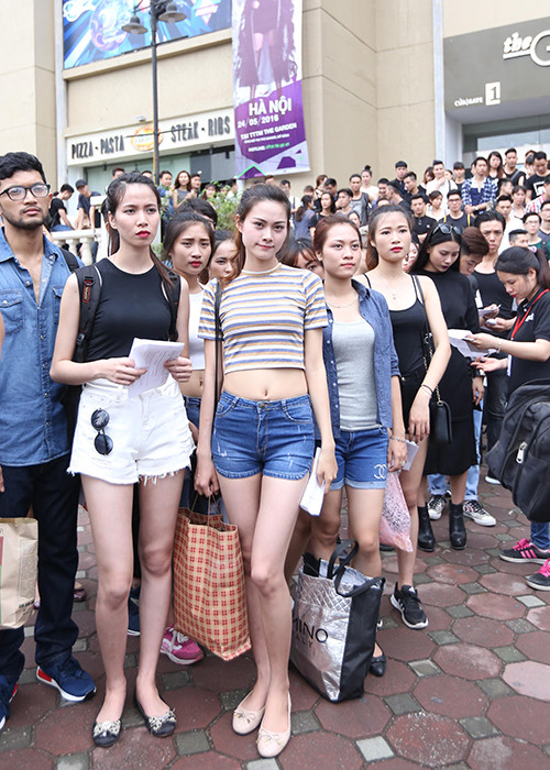Với niềm đam mê trở thành người mẫu chuyên nghiệp, hàng ngàn thí sinh không ngại “đội mưa” để có mặt từ rất sớm tại địa điểm diễn ra vòng sơ tuyển. 