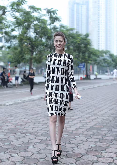 Thi sinh doi mua di so tuyen Vietnams Next Top Model 2016-Hinh-11