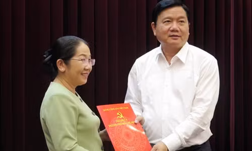 Bí thư Thành ủy TP HCM Đinh La Thăng trao quyết định cho bà Võ Thị Dung.