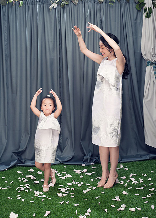 Bé Luna tỏ ra khá hào hứng khi làm những động tác múa cùng mẹ. 