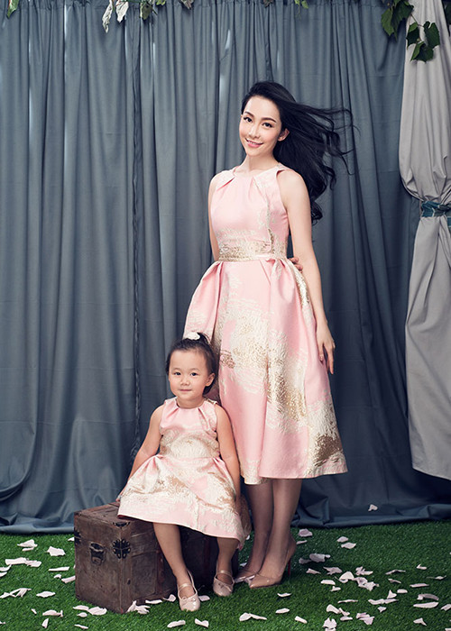 Bé Luna càng lớn càng dễ thương, đáng yêu. Cô nhóc cũng luôn quấn quýt không rời mẹ.