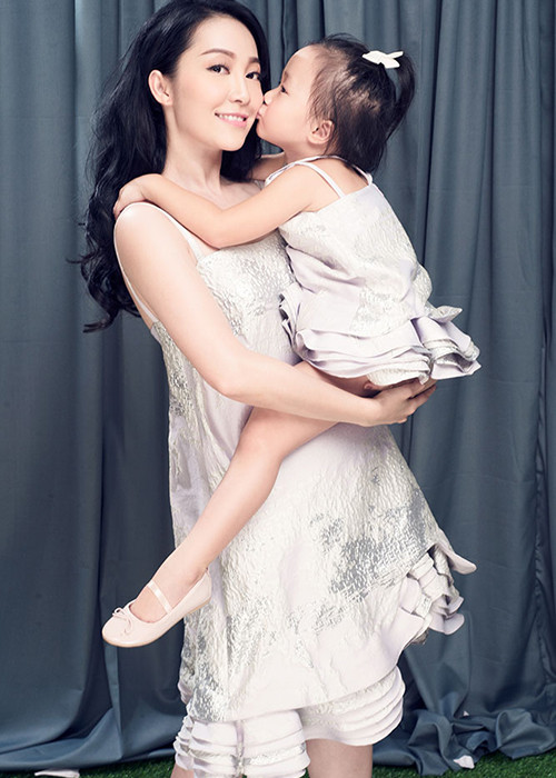Bộ ảnh ghi lại những khoảnh khắc đầy ý nghĩa của Linh Nga và con gái trong trang phục của NTK Phương My. 