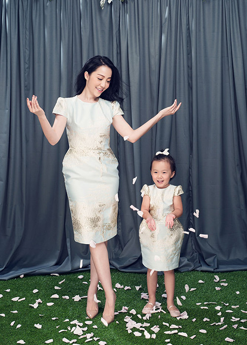 Bé Luna diện những mẫu thiết kế giống mẹ nhưng đã được điều chỉnh tỉ lệ hợp lý để mang lại cảm giác thoải mái cho trẻ nhỏ. 