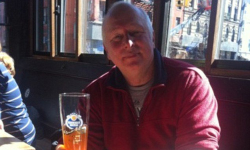 Ông Douglas hiện đang sống tại London.