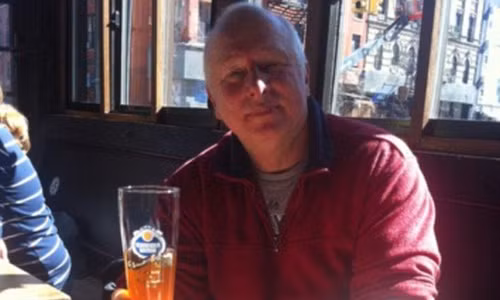 Ông Douglas hiện đang sống tại London.