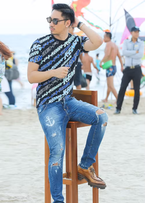 Lý Quí Khánh cũng chọn cho mình phong cách trẻ trung theo cách riêng khi đến với biển Đà Nẵng.