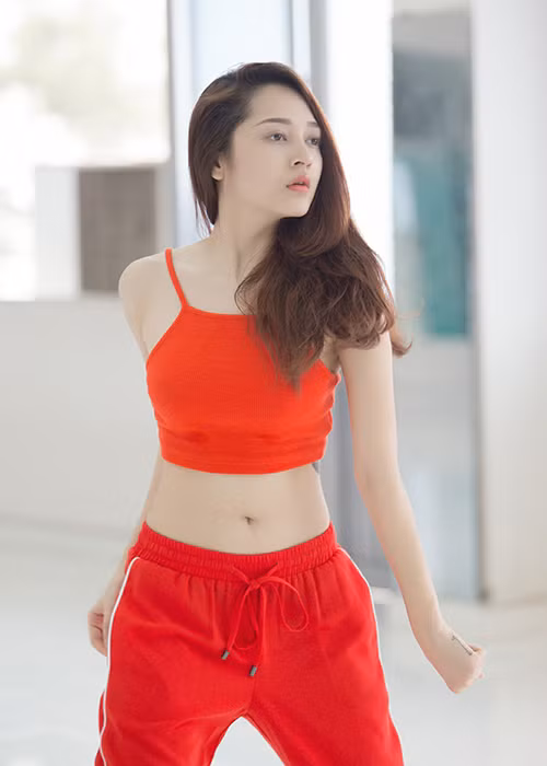 Trong một buổi tập, giọng ca “Lần đầu” chọn set đồ giản dị, năng động gồm áo 2 dây crop-top kết hợp với quần thể thao. 