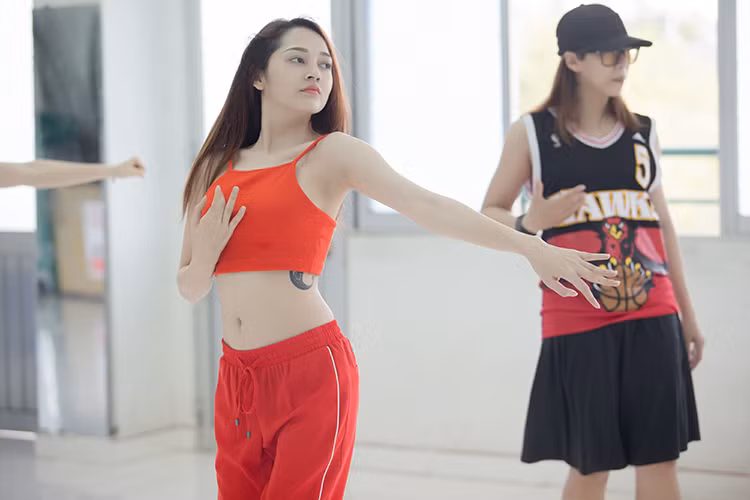 Trước ngày biểu diễn, Bảo Anh vẫn chăm chỉ tập luyện không ngừng nghỉ cùng vũ đoàn của mình. 