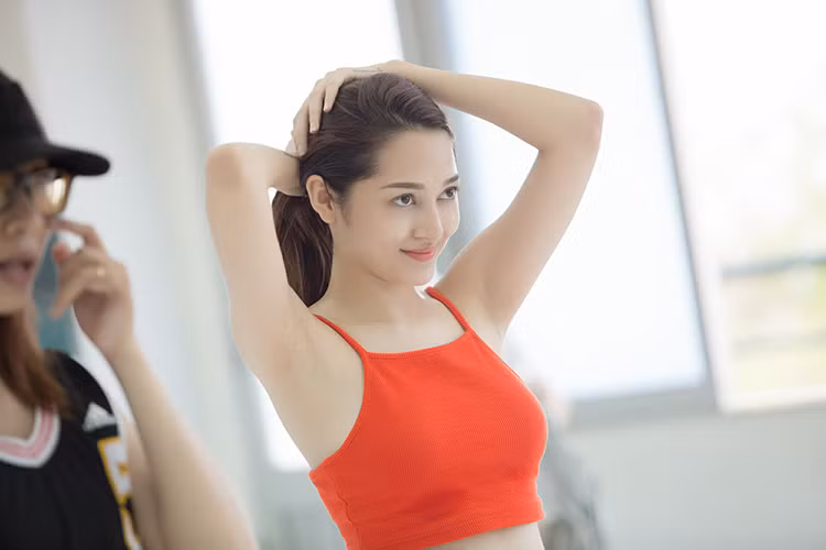 Dù diện trang phục đơn giản và không trang điểm cầu kỳ nhưng Bảo Anh vẫn cuốn hút mọi ánh nhìn. 