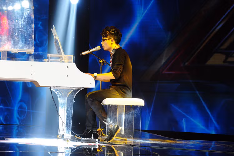 Thí sinh Đặng Nhật Tân gây ấn tượng bởi phong cách lãng tử cùng khả năng chơi đàn piano qua ca khúc “Quay lưng”. 