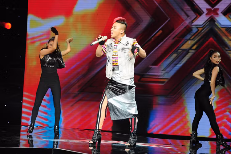 Tối ngày 1/5, tập 1 vòng tranh đấu The X-Factor 2016 lên sóng. Đây là cuộc so tài của các thí sinh trong hạng mục nam, nữ từ 25, 26 tuổi trở lên. Adam - nam vũ công đi giày cao gót tiếp tục gây sốt. 