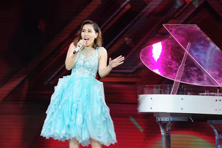 Trần Thị Phương Nga can đảm thể hiện ca khúc “Giọt nắng bên thềm” được Thanh Lam trình diễn thành công. Với chất giọng tốt với cách xử lý riêng, thí sinh cũng bước tiếp vào vòng trong. 