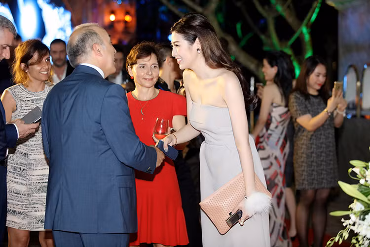 Ve cuon hut kho roi mat cua A hau Duong Tu Anh-Hinh-10