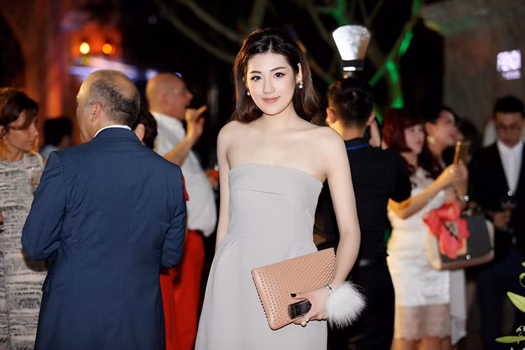 Ve cuon hut kho roi mat cua A hau Duong Tu Anh-Hinh-12
