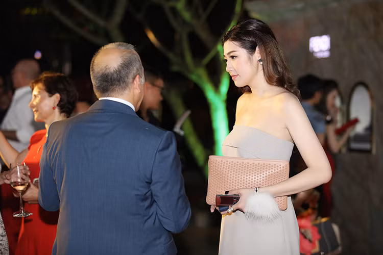 Ve cuon hut kho roi mat cua A hau Duong Tu Anh-Hinh-11