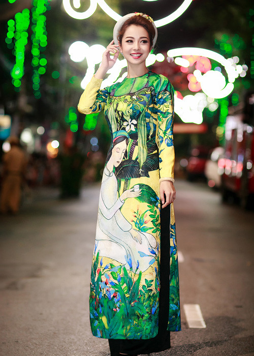 Diện mẫu áo dài của NTK Thủy Nguyễn, “gái hai con” Jennifer Phạm khiến nhiều người ngưỡng mộ bởi vóc dáng thon gọn. 