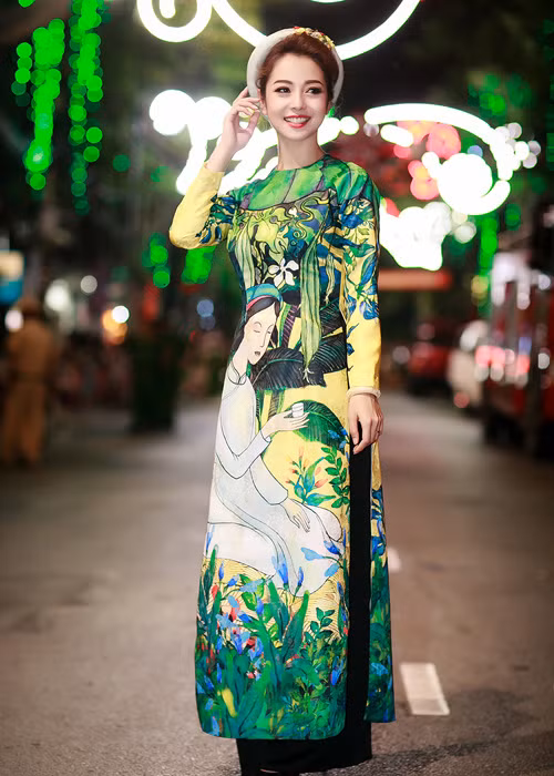 Diện mẫu áo dài của NTK Thủy Nguyễn, “gái hai con” Jennifer Phạm khiến nhiều người ngưỡng mộ bởi vóc dáng thon gọn. 